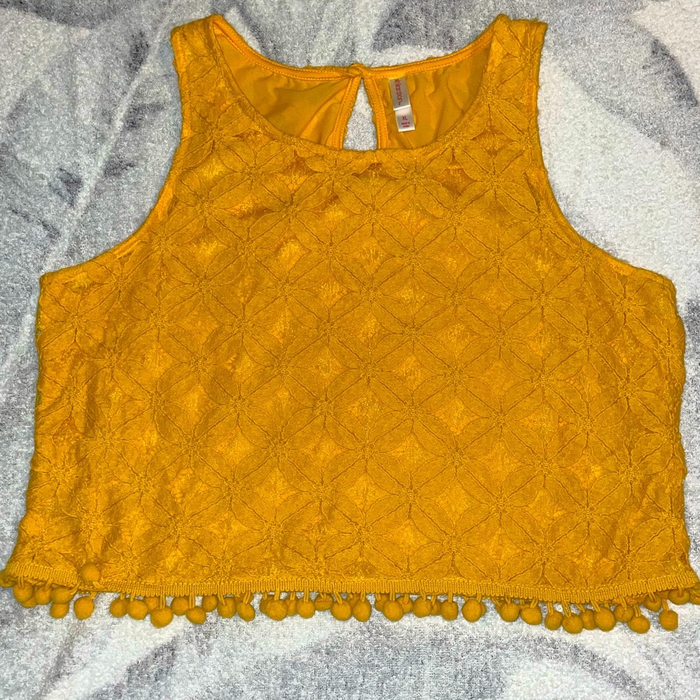XHILARATION- GOLD SLEEVELESS WOMENS TOP- FLORAL PRINT DESIGN W/ POMPOM TRIM